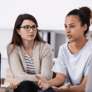 deux femmes discutant lors d'un groupe de soutien